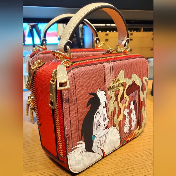 Price Drop New 🎀 Coach Disney Collection Box Crossbody With Cruella Motif Bag - Picture 2 of 6